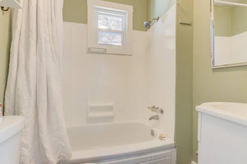 Cedar Blossom Bungalow Is A Cozy Getaway With A 5 Minute Walk To Downtown! Hot Springs Exterior photo