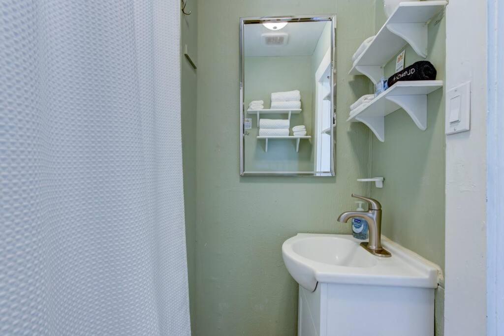 Cedar Blossom Bungalow Is A Cozy Getaway With A 5 Minute Walk To Downtown! Hot Springs Exterior photo